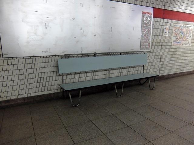 地下鉄のベンチ